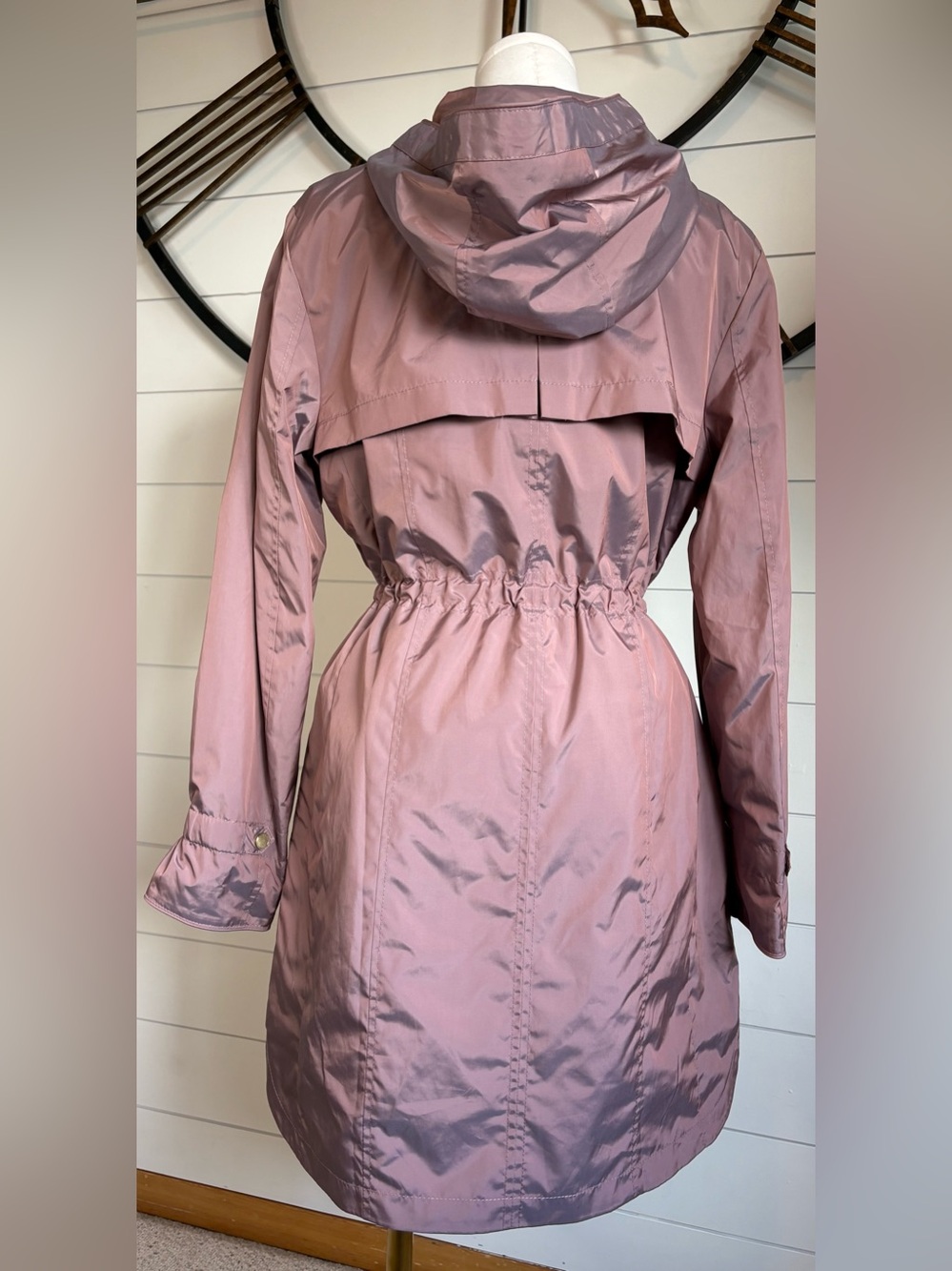 Cole Haan Signature Packable Hooded Travel Raincoat in Iridescent Mauve - Large - Picture 5 of 14